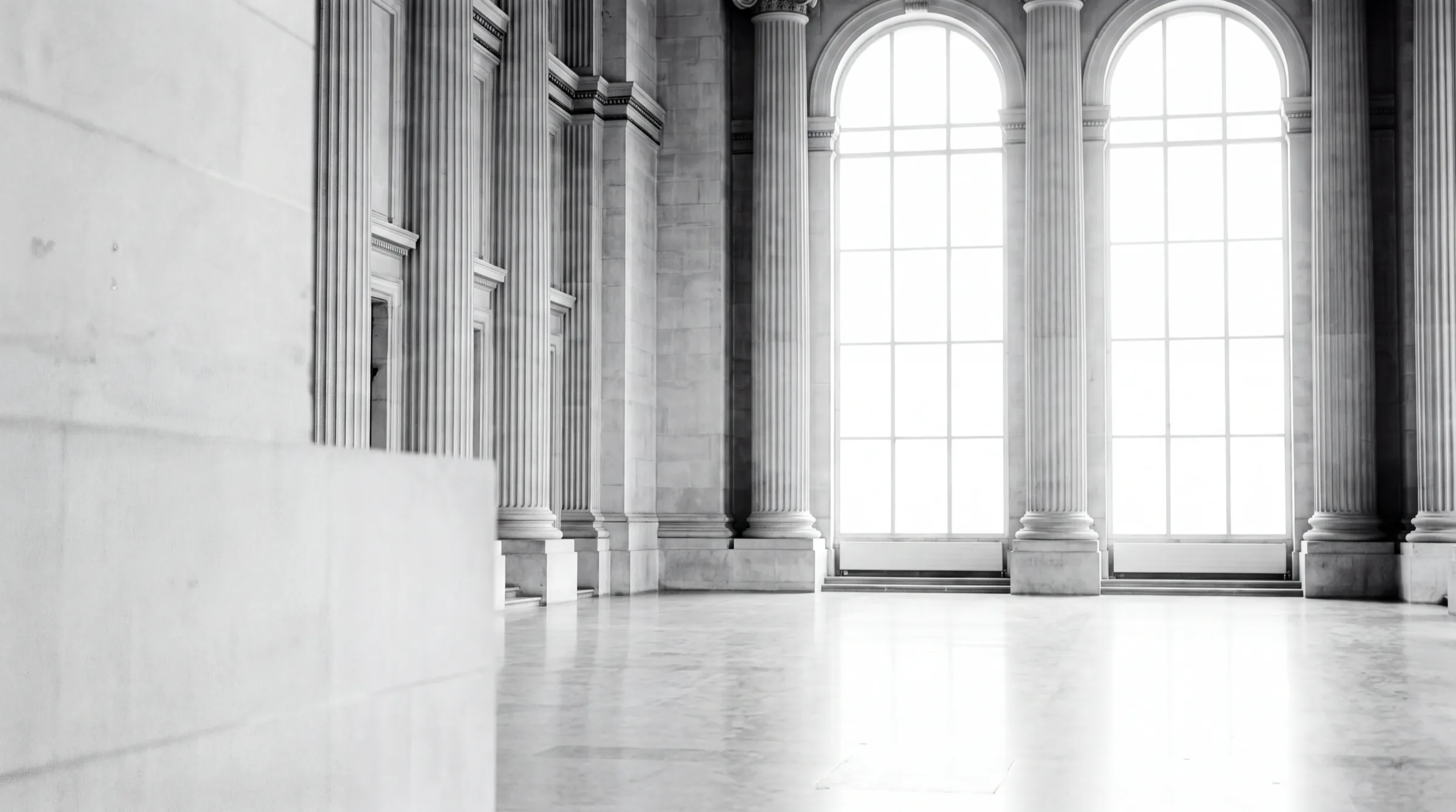 La salle des pas perdus d'un palais de justice, en plein jour