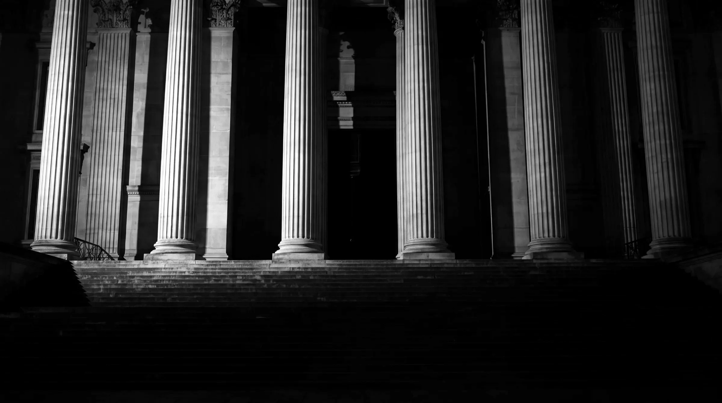 La colonnade d'un palais de justice parisien